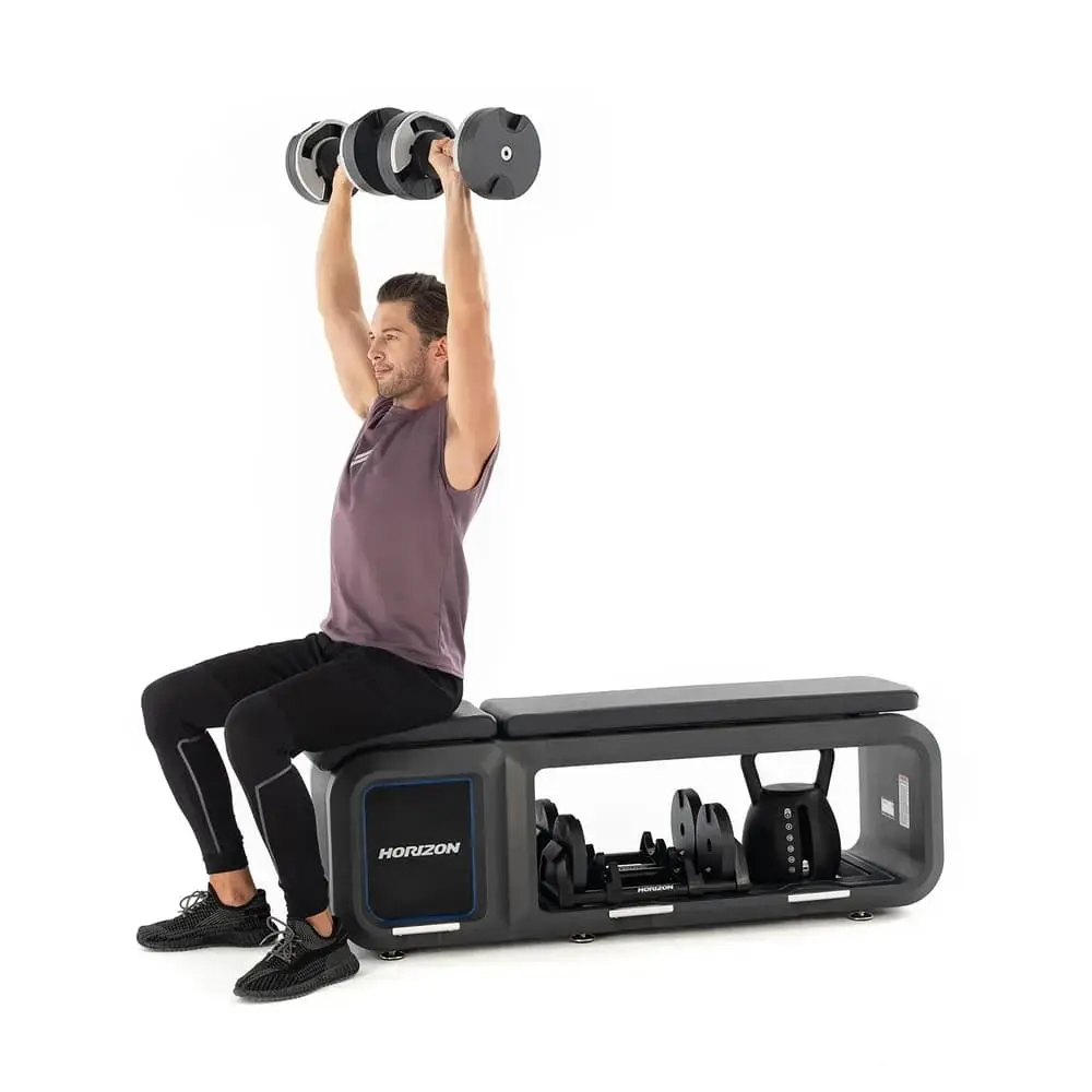 Schulterdrücken an der Flachbank