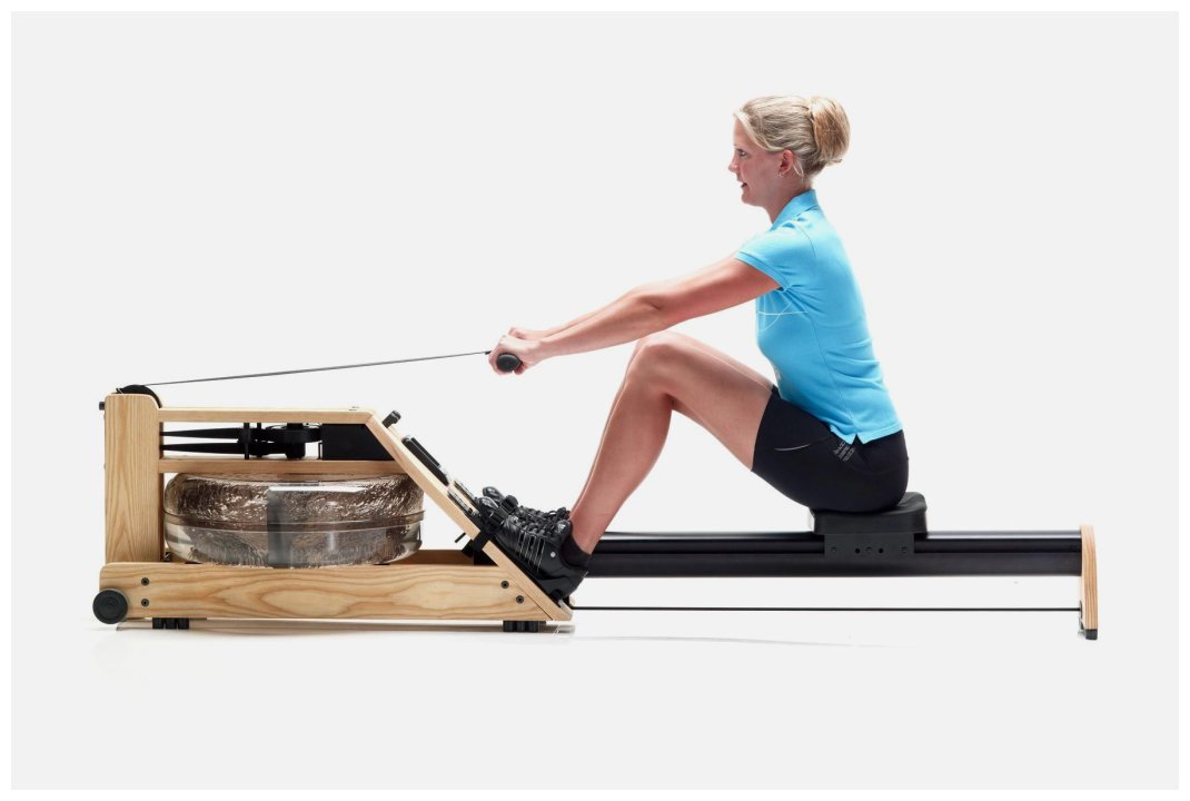 Eine Frau, die an einem Waterrower trainiert 