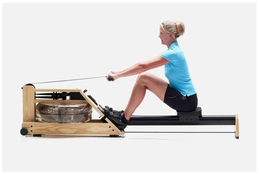 Eine Frau, die an einem Waterrower trainiert