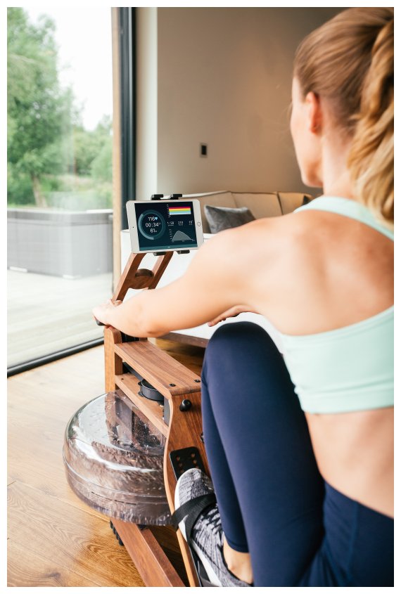 eine Frau, die an einem Waterrower trainiert
