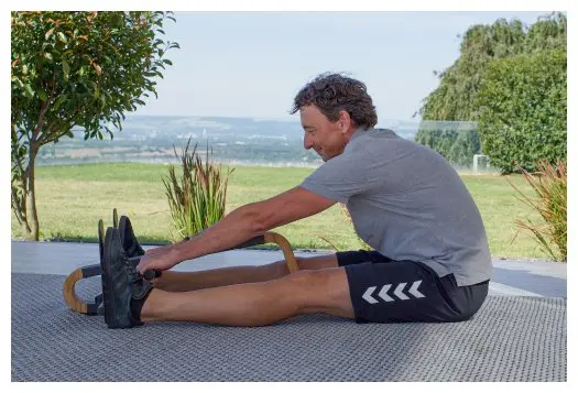 Ein Mann, der sich dehnt