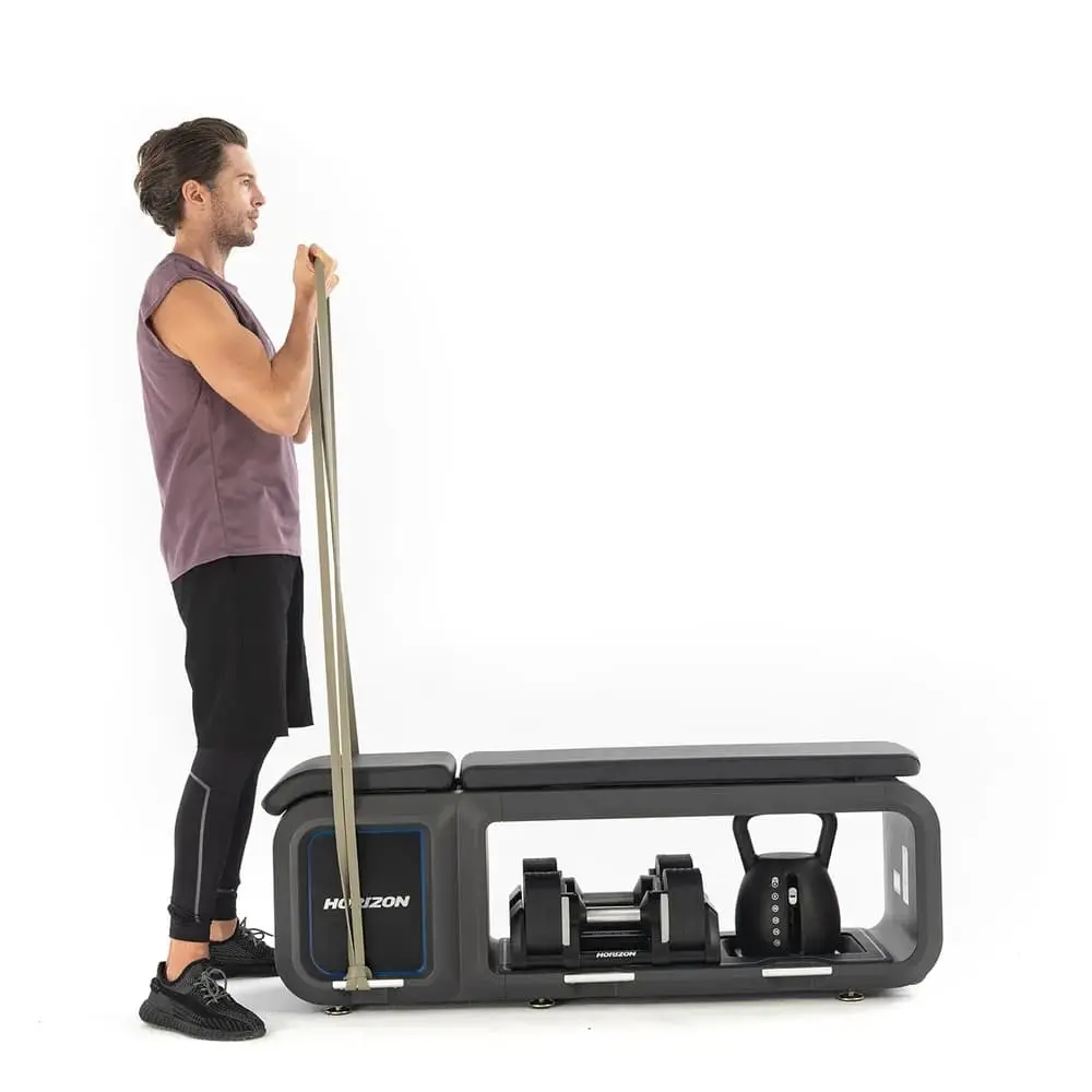 Bizepscurls an einem Band an der Schrägbank