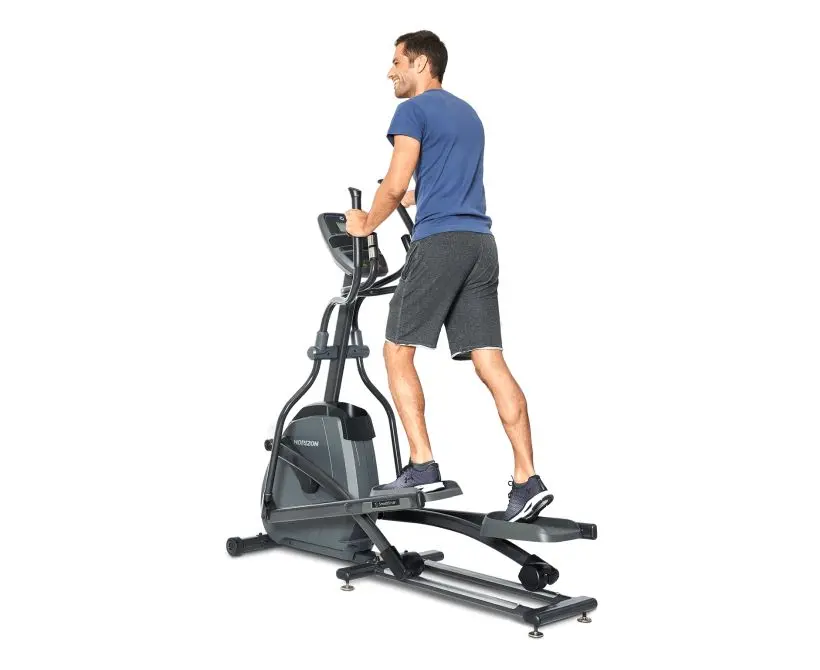 ein Mann auf einem Crosstrainer